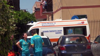 Teverola (CE) - Rifiuti, operai del consorzio minacciano di lanciarsi dalla finestra (14.06.13)