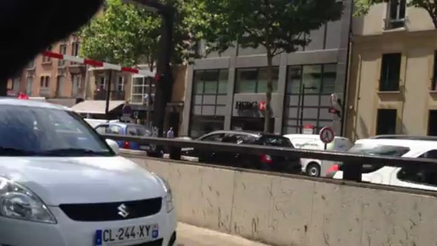 A Boulogne Billancourt, mariage à la Mairie= Drapeau marocain, youyous et voile islamique!