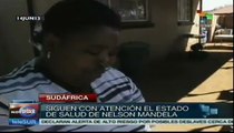 Comunidad blanca de Sudáfrica atenta a la salud de Nelson Mandela