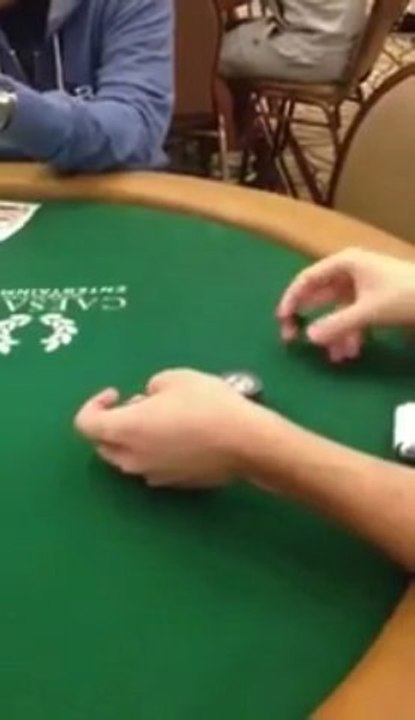 Il fait ce qu'il veut avec des jetons de Poker!