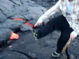 Mettre son pied dans la lave de volcan
