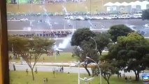 TRUCULÊNCIA : Veja imagem em que policial atropela manifestante em Brasília