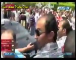 امراة تهاجم سيارة مرسى والامن يعتدى عليها