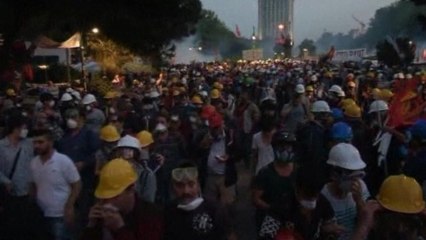 Riots as police raid Istanbul's Gezi Park