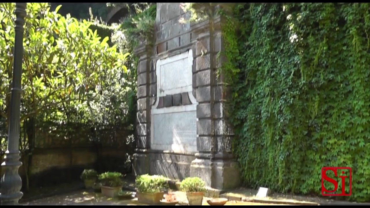 Napoli - I ragazzi scrivono sulla tomba di Virgilio (15.06.13)