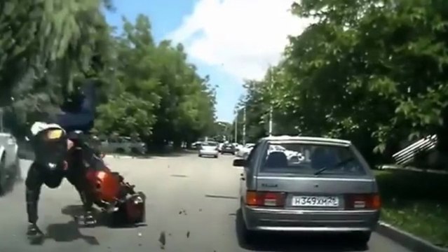 Voiture lente provoque un accident de moto