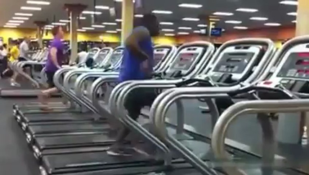 Tremendo baile se marca este hombre en una cinta de correr