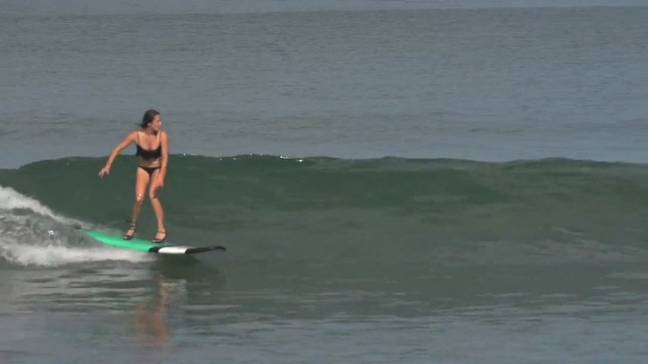 Surfer avec des talons hauts