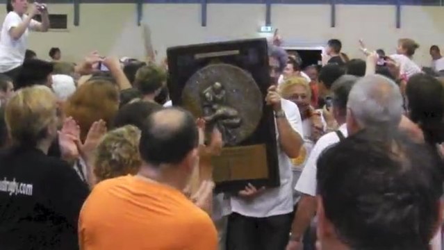 L'USB Rugby Bergerac arrive avec LE bouclier de champion de France Fédérale 3 à la salle Anatole France