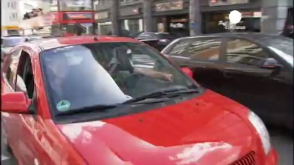 Un centenar de ciclistas se manifiestan desnudos en Bruselas