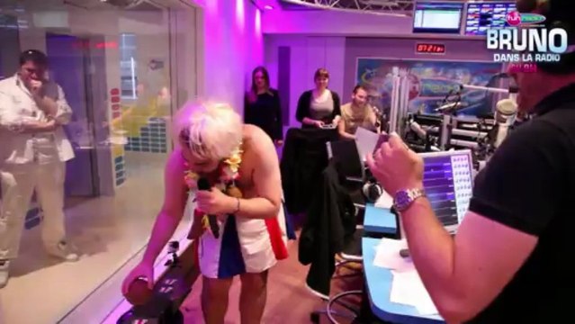 Le défi d'Elliot - Eclater des noix de coco avec ses fesses