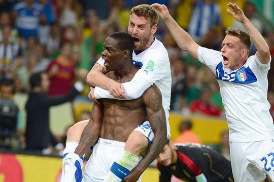 Mario Balotelli ressort les muscles !