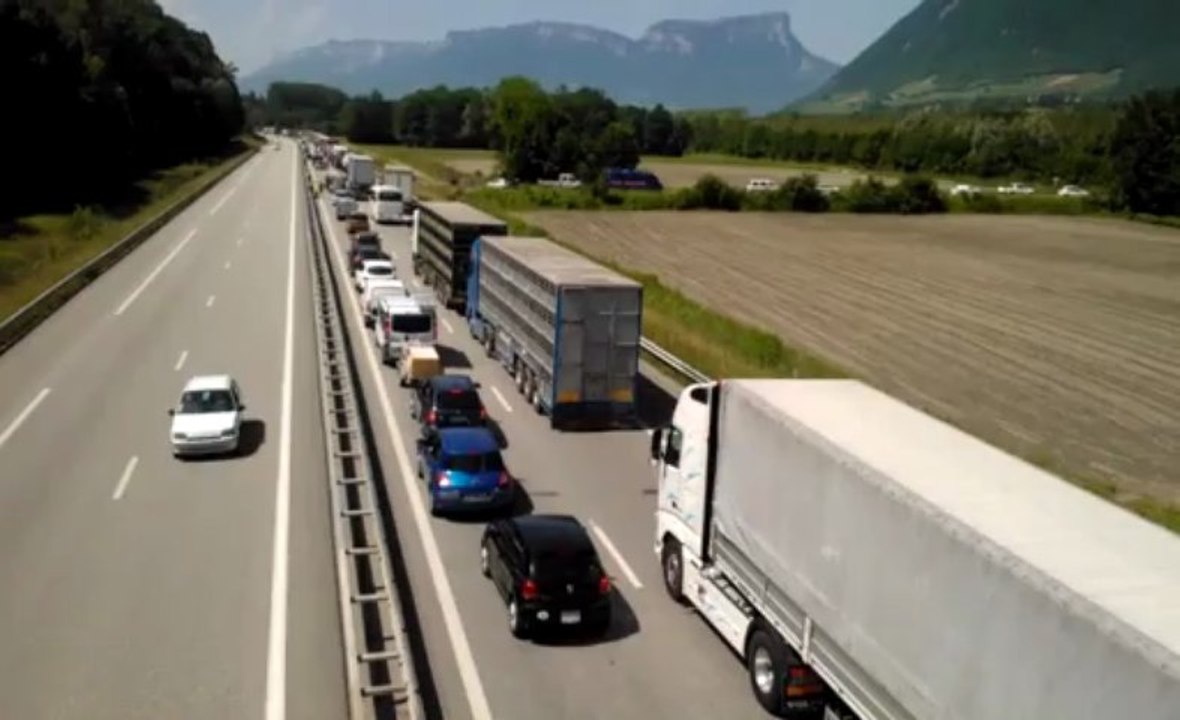 Les secours font sortir les véhicules légers