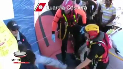 Descargar video: Lampedusa, salvati  128 migranti dalla Guardia Costiera