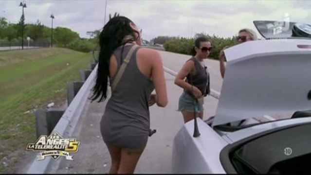 Les Anges de la téléréalité : Nabilla crève une roue et c'est la panique