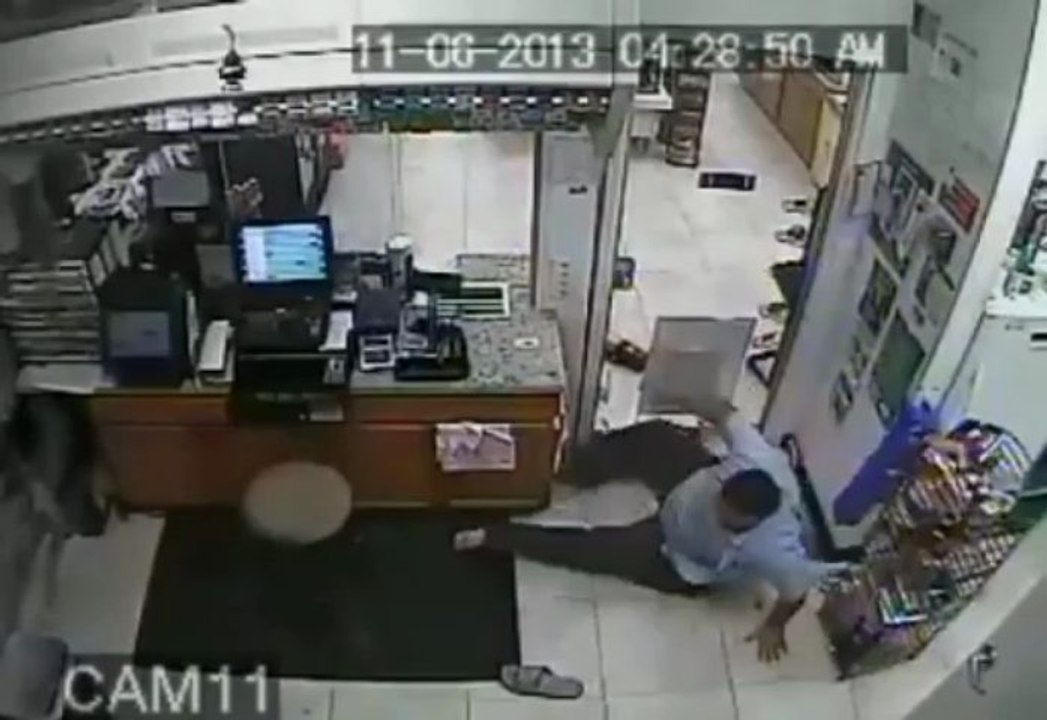 Female Thief vs. Fat Clerk...