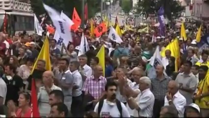 Turquie : la place Taksim quadrillée par la police et les salariés occupent les rues d'Ankara