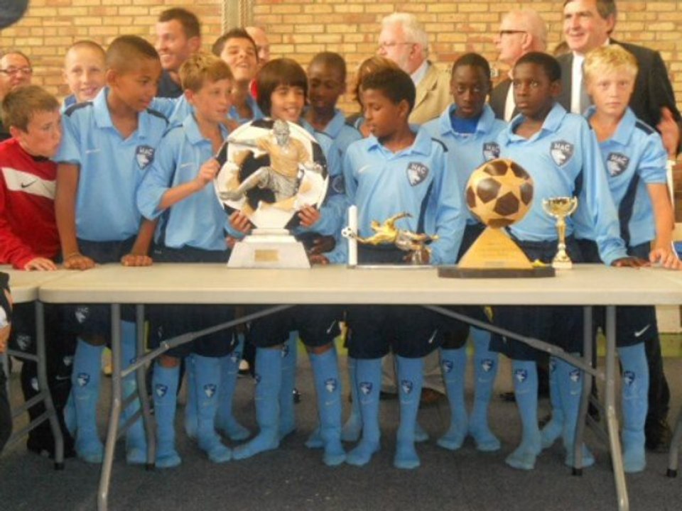 Vidéo de présentation tournoi international U12 U13 à Bourbourg les 24 et 25 Août 2013. Présence de lyon tottenham renne evian lens lille et pleins d'autre encore.