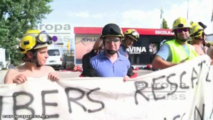 Video herunterladen: Bomberos se desnudan para protestar por los recortes