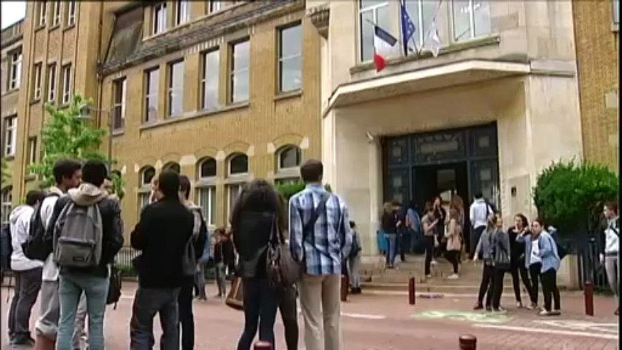 Sourires ou regrets des candidats au bac philo à leur sortie