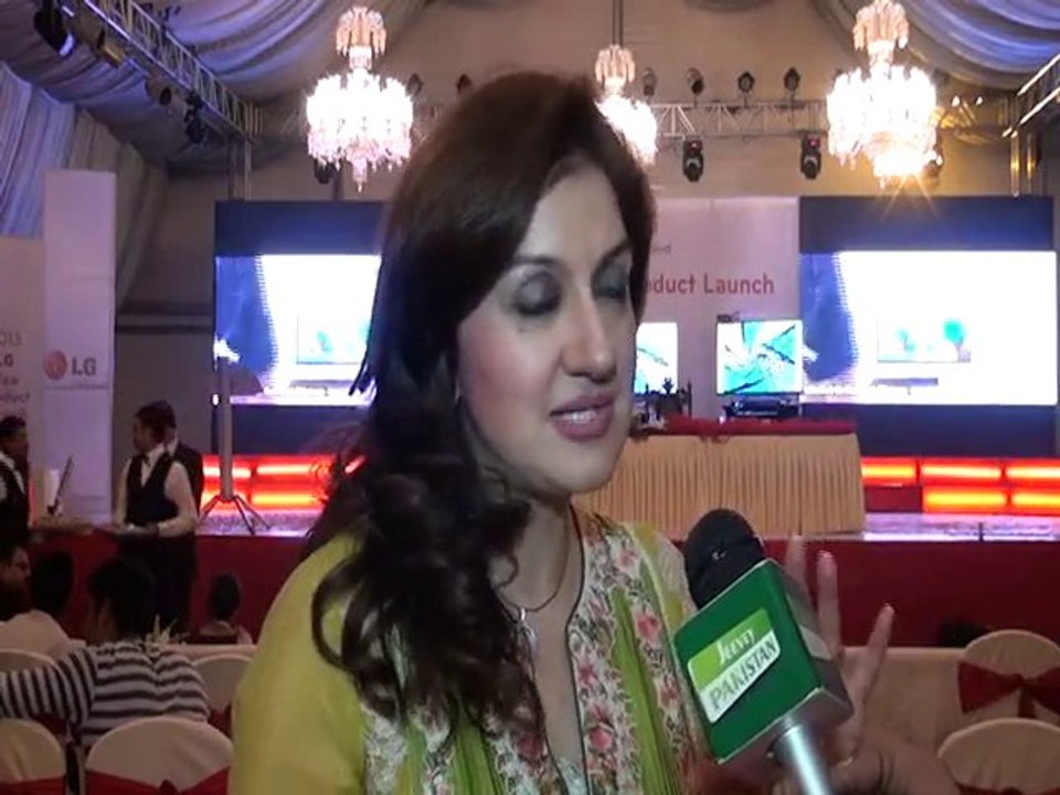 Ayesha Sana talking with Shakeel Anjum on Jeevey Pakistan News