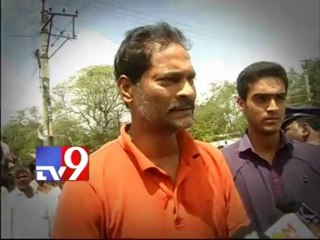 Police man beats kidnappers Gabbar Singh style