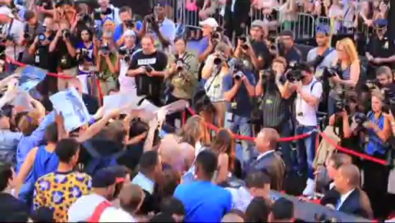 Times Meydanı'nda Brad Pitt izdihamı