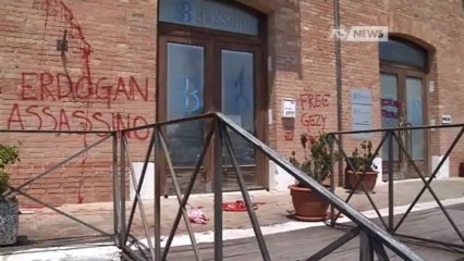 BLITZ NO GLOBAL AL CONSOLATO TURCO