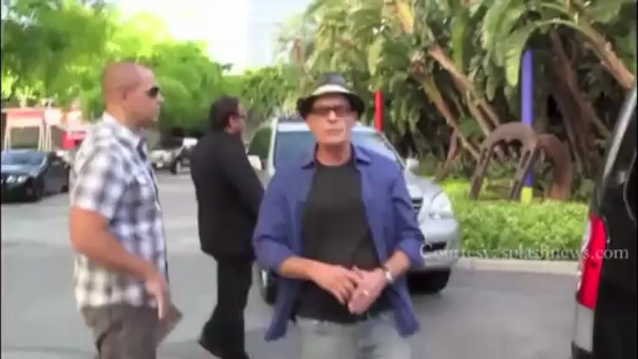 Charlie Sheen : Farrah Abraham Is a  'DESPERATE GUZZLER OF DOUCHE AGUA'