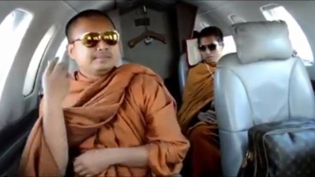 Des moines bouddhistes à bord d’un jet privé font scandale en Thaïlande