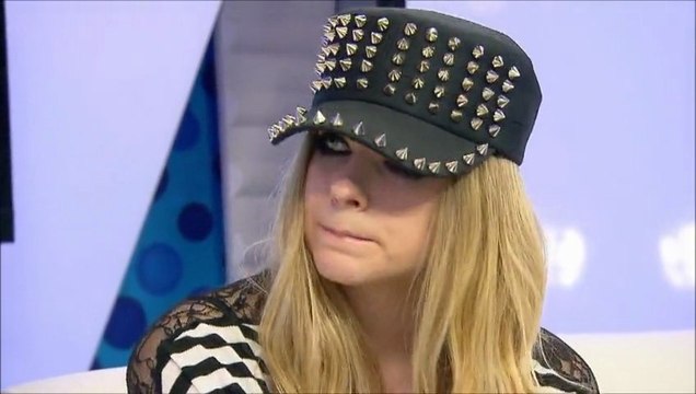 Avril Lavigne intervistata da Phoebe Dykstra nel backstage dei MMVA 2013