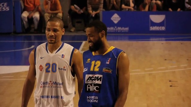 Action, PB86 : Tony Dobbins contre Poitiers en 2010-2011