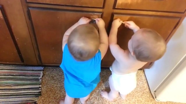 Deux bébés qui s'amusent avec des choses simples de la vie