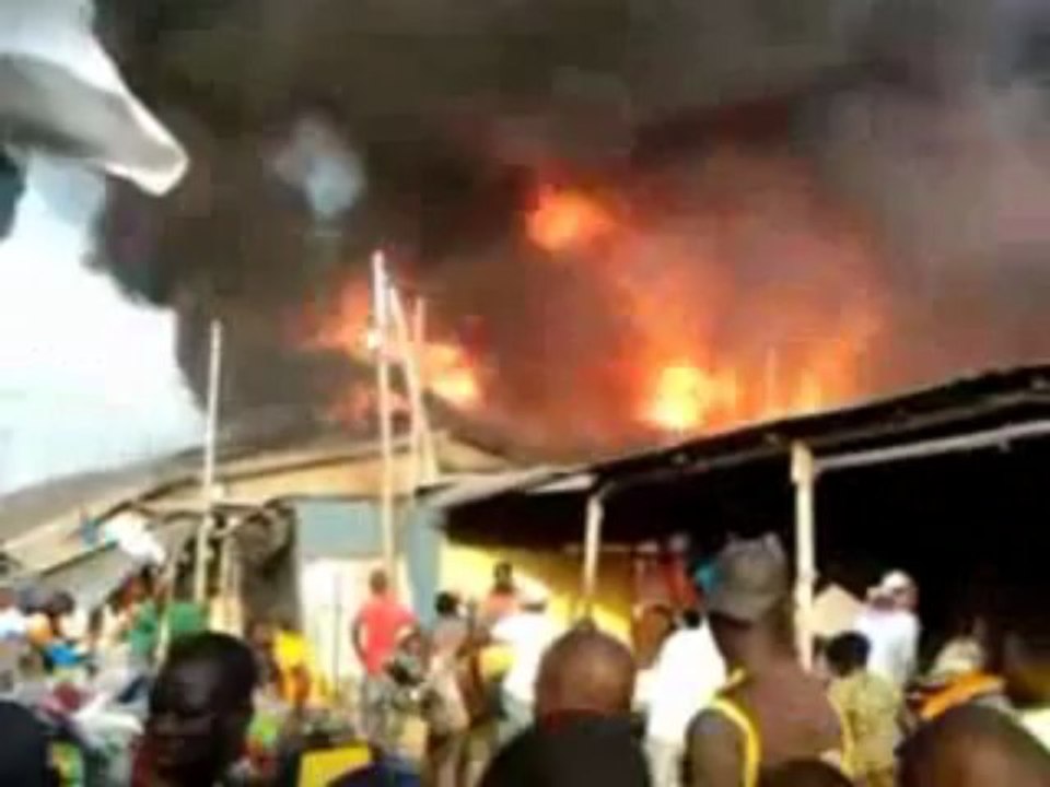 Marché de Bouaké - Début d'incendie