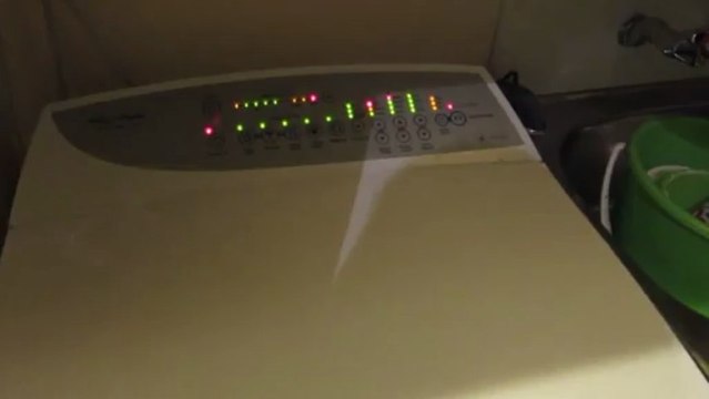 Machine à laver le linge joue l'hymne national