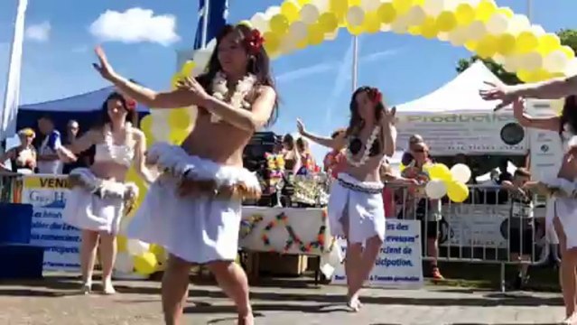 le groupe Rainui danseuses Tahitiennes aux Foulées des laveuses 2013 Le Coudray-Montceaux avec mario et son petit vélo
