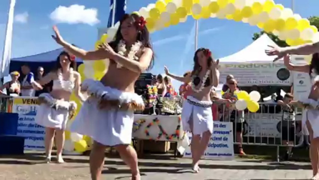 le groupe Rainui danseuses  Tahitiennes  aux Foulées des laveuses 2013 Le Coudray-Montceaux avec mario et son petit vélo