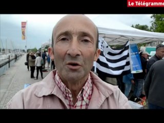 Vannes. Les huîtres "nées en mer" font leur promo sur le port