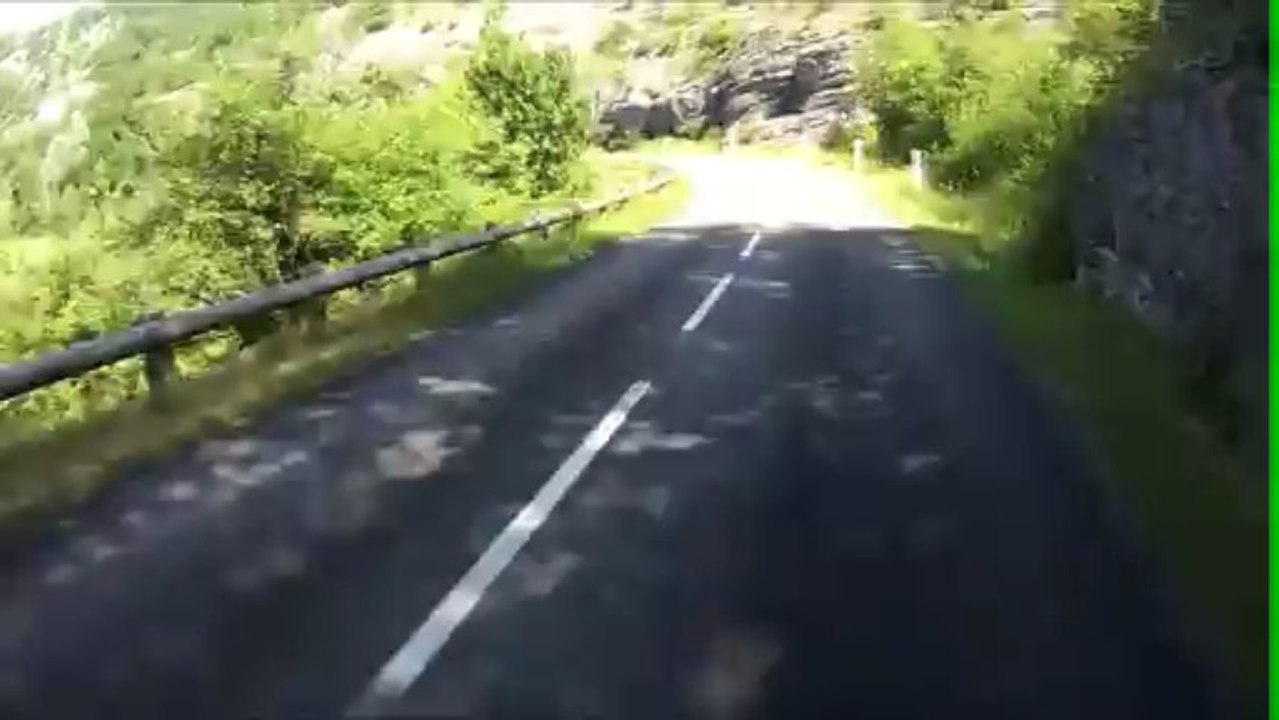 Balade en Monkey, successions de virages sur route de campagne (dordogne)