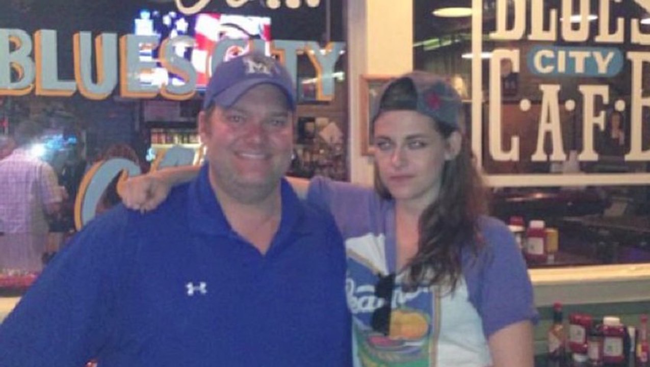 Kristen Stewart SPOTTED Playing Pool And Posing Pics Atop A Bar Coyote Ugly Saloon
