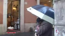 La pazzia di marzo si abbatte su Roma, vento forte e pioggia piegano il centro