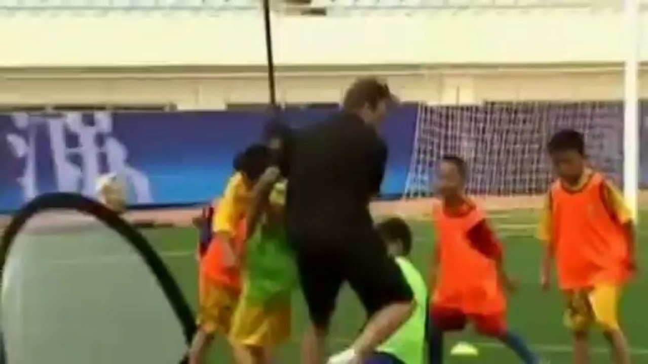 Beckham 'cheats' to beat Chinese kids at football