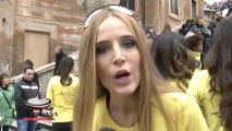 A piazza di Spagna la moda si tinge di giallo contro la violenza sulle donne