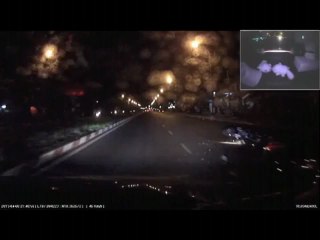 Thiếu nữ ngã tóe lửa vì đâm phải mèo chạy qua đường