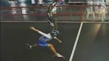 Il célèbre la victoire avant la fin de la course... et se fait doubler !