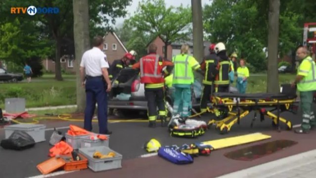Auto botst tegen boom in Ter Apel - RTV Noord