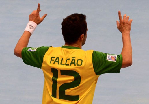 Le fabuleux coup du foulard de Falcao !