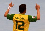 Le fabuleux coup du foulard de Falcao !