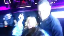 Rihanna frappe un fan avec son micro à Birmingham