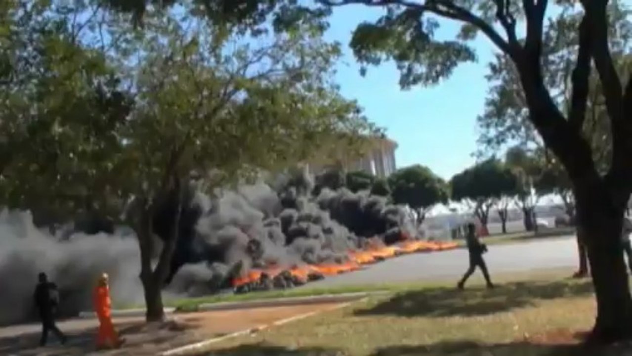 Proteste gegen WM 2014: 'Lehrer sind mehr wert als Neymar!'